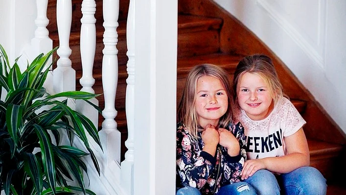 Sally och Nora tycker det är jättebra att ha mormor Elisabet i samma hus.– Vi brukar knacka på hos henne när vi har tråkigt. Hon är så bra på att leka och hitta på saker.