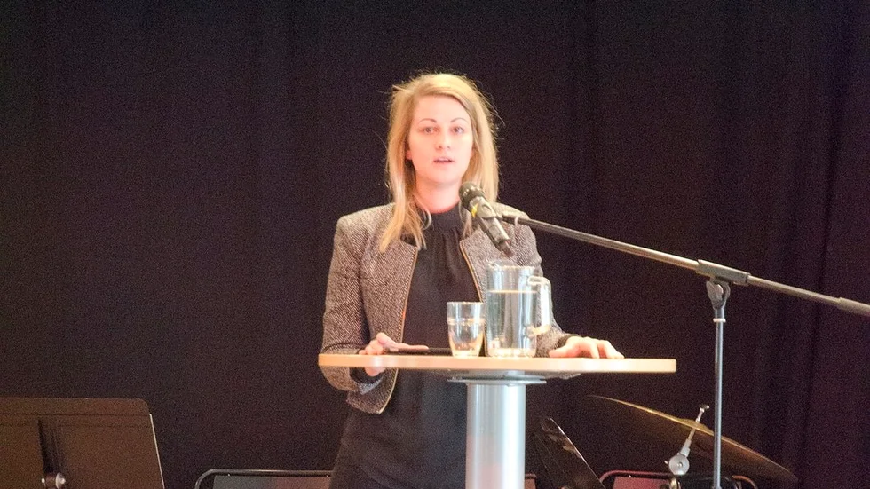 Sara Karlsson sitter i Miljö- och jordbruksutskottet samt i Riksdagens överklagandenämnd.