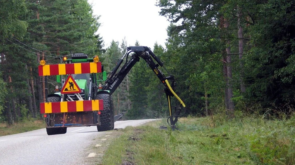 Insändarskribenten är inte nöjd med resultatet efter det att gräskanterna tuktats i Oxelösund. Bilden är tagen vid ett annat tillfälle.