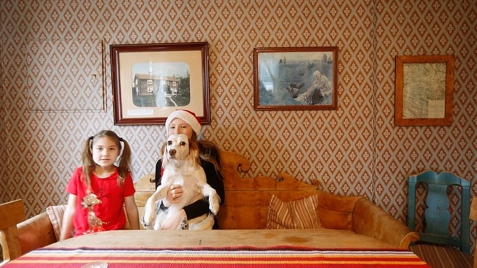 Om alla ska vara med och fira måste naturligtvis hunden få sitt också. Ebba Taleus och Lucile Vodinh-Brokvist tar hand om hunden Grace.