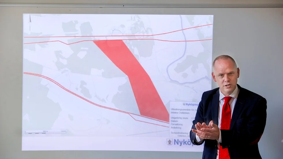 Kommunalrådet Urban Granström (S) riktade hård kritik mot Trafikverkets nya besked om var stationen vid Skavsta skulle placeras. Det skulle innebära en kortare bibana med stationer för både Nyköping och Skavsta i stället för att Skavstastationen läggs på Ostlänkens huvudbana som planen var tidigare.