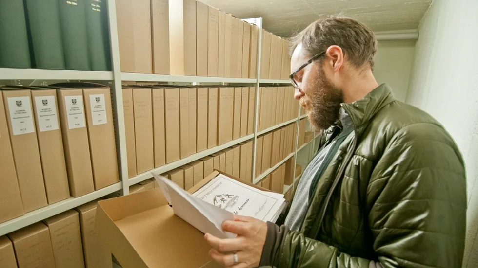 Andreas Såger är kommunarkivarie i Gnesta. I ett skyddsrum under Frejaskolan förvaras allt från gamla protokoll från kommunfullmäktige till papper från föreningsmöten.