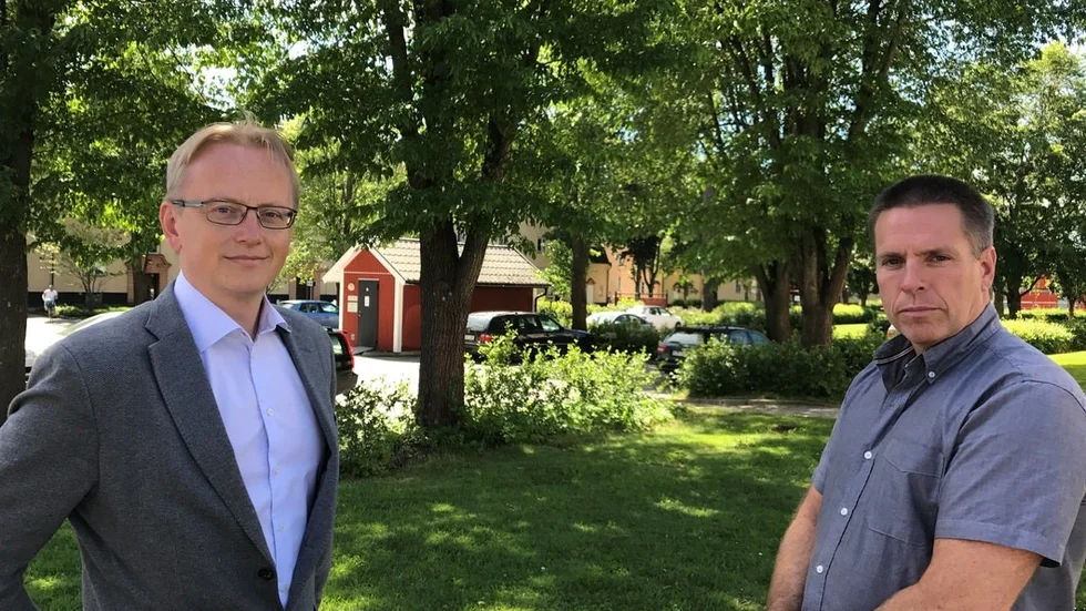 KFAB:s styrelseordförande Fredrik Olovsson och vd Ingmar Eriksson vid platsen där det nya bostadshuset planeras.