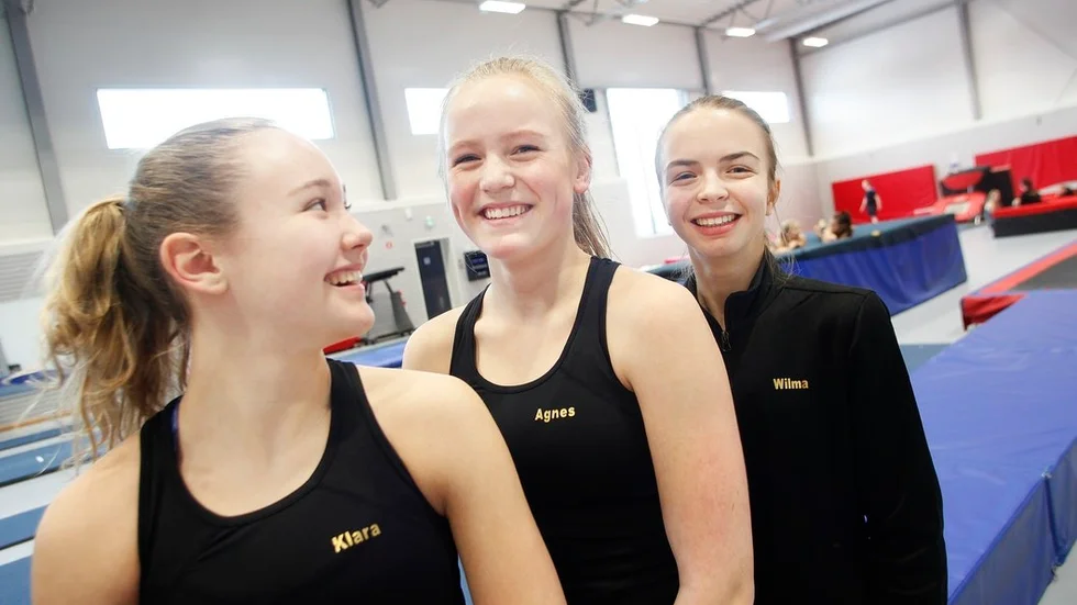 Gymnasterna Klara Gustafson, Agnes Klang och Wilma Andersson är glada åt att ha en ny hall att träna i.