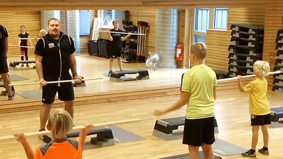 Barnvänligt på gymmet. Att ta bort vikterna, tillsätta fler lekmoment och variera träningen är några tips för att anpassa den för yngre personer. Pontus Alfredsson leder ett av de pass som är anpassade för 7–13 år.