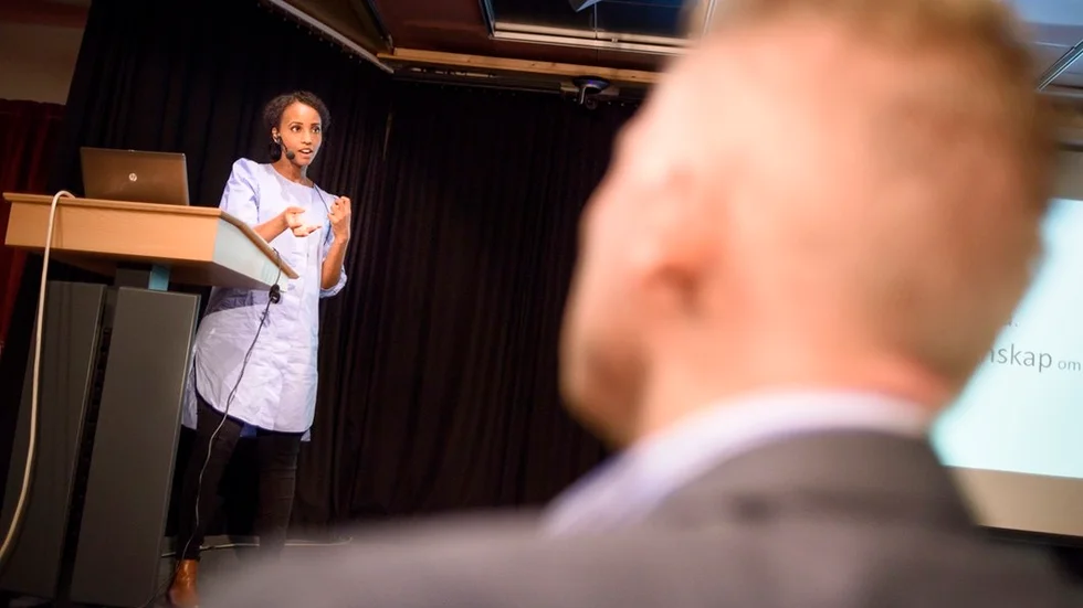 Khadra Seerar Westerberg är en dela av den ideella organisationen, Desert Flower Foundation Scandinavia, som har som mål att kämpa mot könsstympning i Sverige.