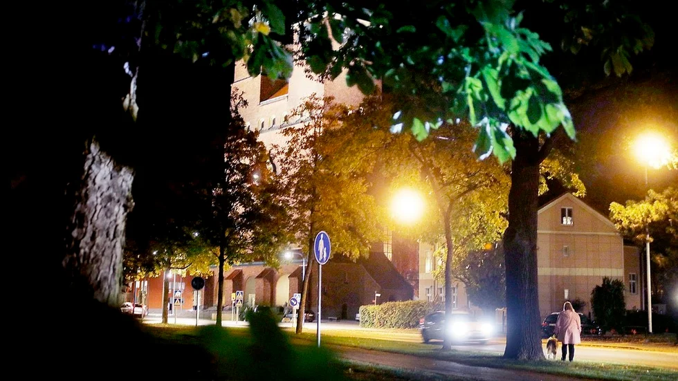 Mikaela 22, vidtog en del säkerhetsåtgärder när hon skulle gå den korta vägen hem i Eskilstunanatten. Hon valde att gå på trottoaren i ljuset i stället för att gå i den mörka stadsparken. Det hjälpte inte. Mopedrånarna slog till mot henne ändå.