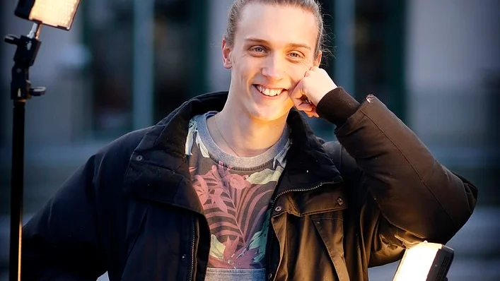 Några av er kanske känner igen Mattias Disman då han figurerat i Eskilstuna-Kuriren i samband med danstävlingar. Nu har han ändrat riktning i livet och siktar på musikalscenen.