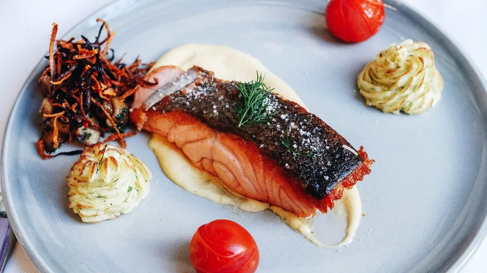 Segerrätten som laget från Strängnäs Montessoriskola lagade bestod av råstekt lax med pommes duchesse och hollandaisesås.
