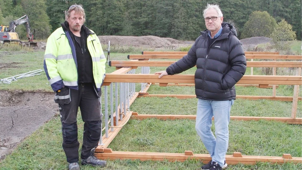 Stefan Manninen, servicetekniker på kommunen, och Bo Nordebrink från fritidsenheten vid hinderbanan nedanför Åkerskolan (bilden är tagen i ett annat sammanhang).