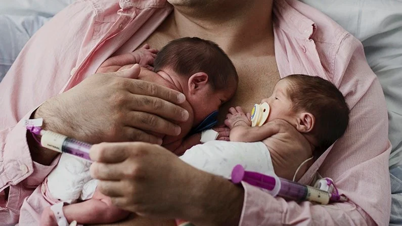 Byggnadsingenjören Samad Kohigoltapeh berättar vad den långa föräldraledigheten betytt för honom i utställningen Swedish Dads. Här tillsammans med tvillingdöttrarna Parisa och Leia.