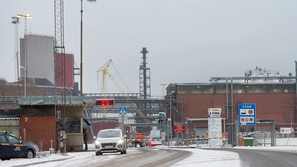 Det är snöslask och isande vindar ute – men på SSAB har årets första sommarjobbare redan börjat.