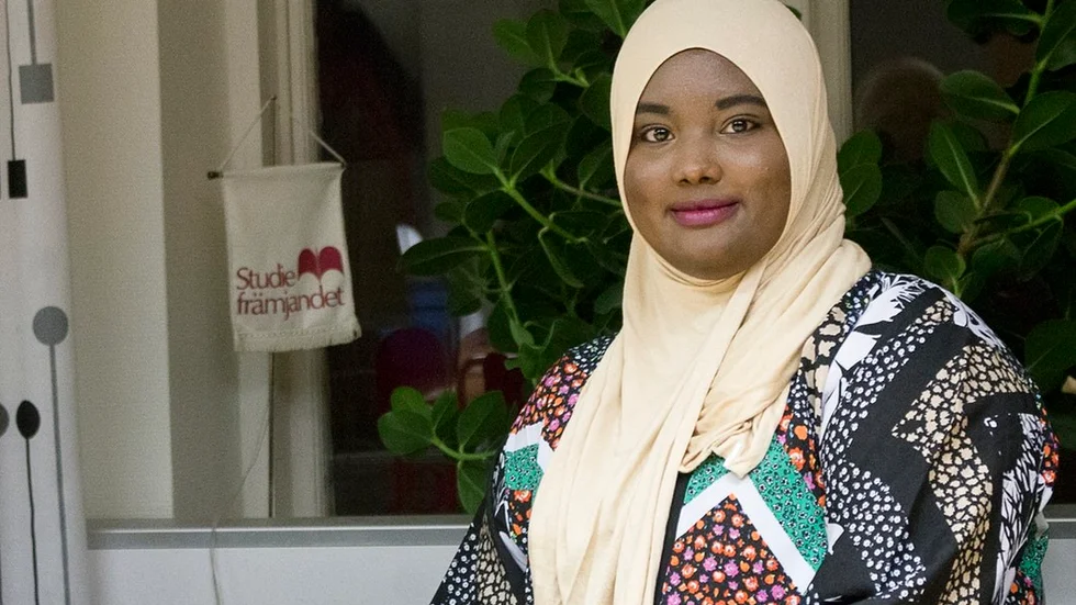 Deka Ali studerar på distans och vill gärna ha någon att diskutera med.