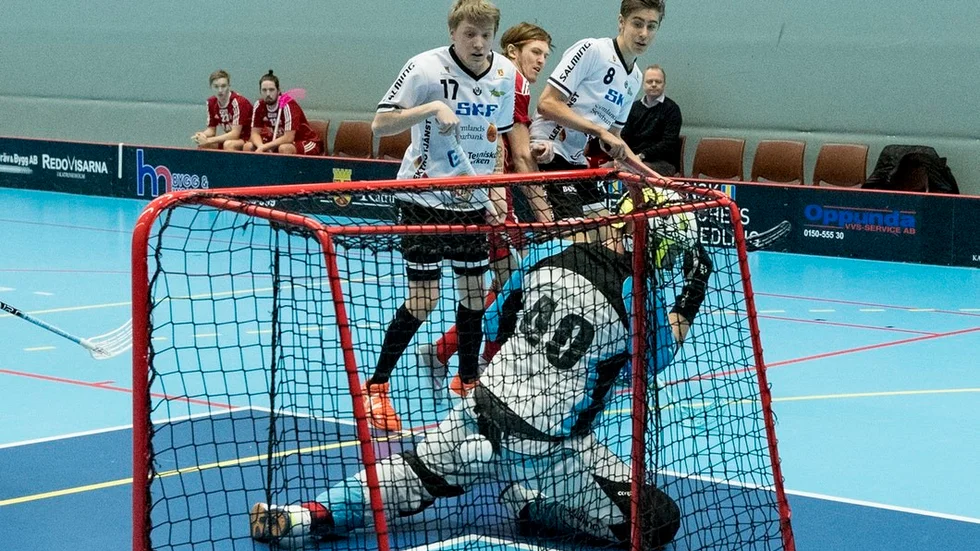 Nummer 8, junioren Axel Wiksäter, gör sitt första mål i A-lagströjan. Jani Pyykönen har bara att se på.