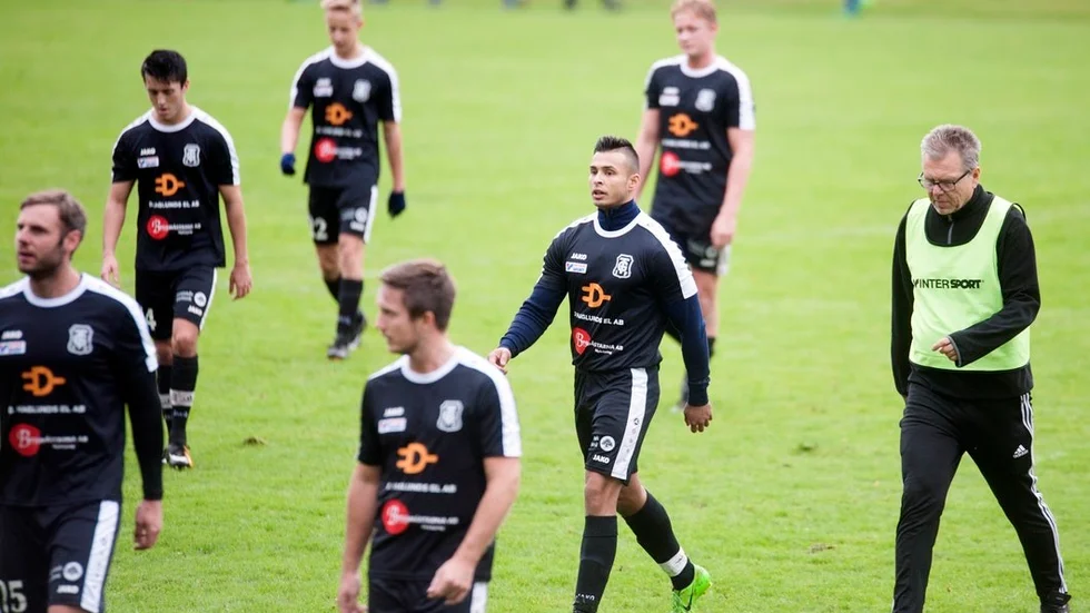Jim-Robin Vestin stod för ett riktigt snyggt mål när Tystberga GIF besegrade Hälleforsnäs med 2–1.