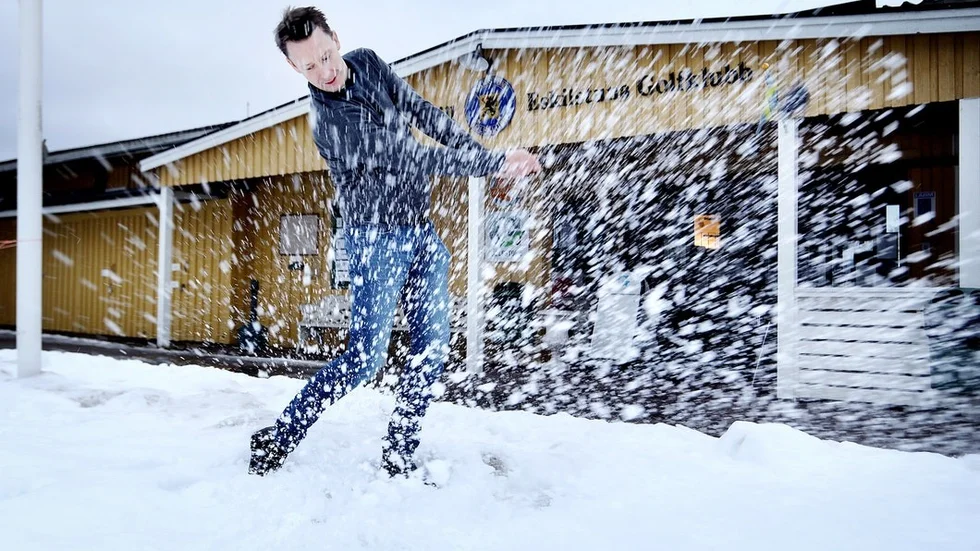 Väldigt många slag genomfördes på Eskilstuna Golfklubb 2017, faktiskt bokades flest rundor i hela landet på den klubben. För en effektfull bild testade klubbchefen Richard Svalling svingen även under tisdagseftermiddagen.