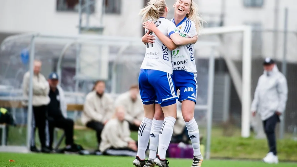 Edvina Jonsson Lundmark med nummer 11 på ryggen gjorde två mål när IFK Nyköping besegrade Stuvsta IF.