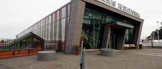 Väktare i resecentrum hotades med stenar
