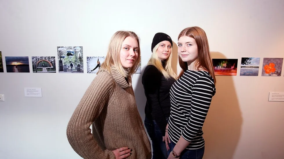 Smilla Andersson, Sofia Johansson och Rosanna Stridell är tre av cirka tio elever från Europaskolan Strängnäs som bidragit till den aktuella utställningen på Multeum.