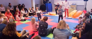 Gurkorna fick fötter under sångstund i hörsalen