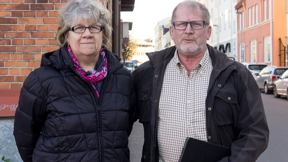 Marie-Louise Jonsson och Jan-Erik Carlsson från Björkvik är frustrerade och ledsna för att de måste vänta i över tre veckor för att åter kunna använda sig av tv, internet och telefoni.