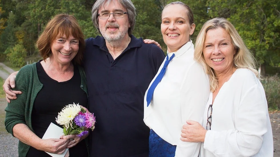 Lotta Grut, manusförfattare, Bengt Holmquist, musiker, Anna-Lena Hemström, skådespelare, manusförfattare och producent, samt regissören Görel Crona var glada efter premiären i Julita av "Fogelstad – fem kvinnor, fem viljor, en tanke" som nu är redo för publik över hela landet.