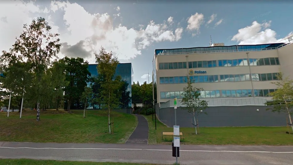 Fotanglarna och kedjan upptäcktes klockan 03.20 på fredagsmorgonen, enligt polisen.