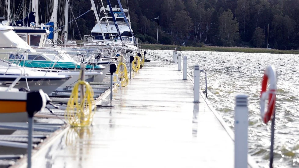 Längst ut på yttersta bryggan låg den misstänkta båten förtöjd under flera dagar.