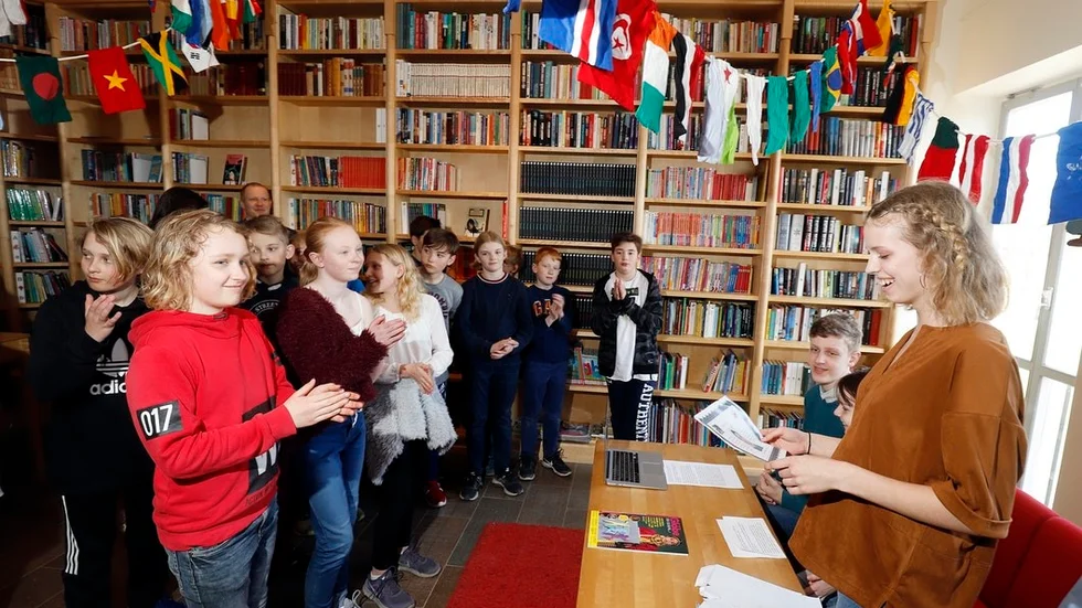 Inför en nyfiken publik läste Amanda Textorius upp vem Gripsholmsskolan röstat fram som årets barnrättshjälte i World´s children´s prize. Ceremonin ägde rum i skolbiblioteket under onsdagen.