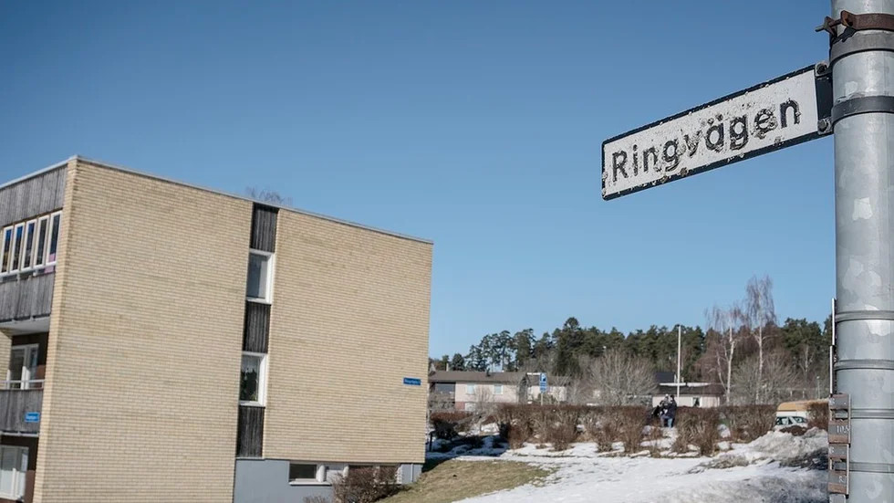 Många av hyresgästerna på Ringvägen 1 har reagerat på att de Jongs fastighetsförvaltning. Nu stormar det även på sociala medier.