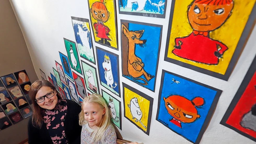 Christel Fors, lärare och Elsa Elovsson, elev i årskurs tre är stolta över den utställning med bland annat Muminbilder, som Gripsholmsskolan jobbat med för att uppmärksamma Finlands självständighetsdag.