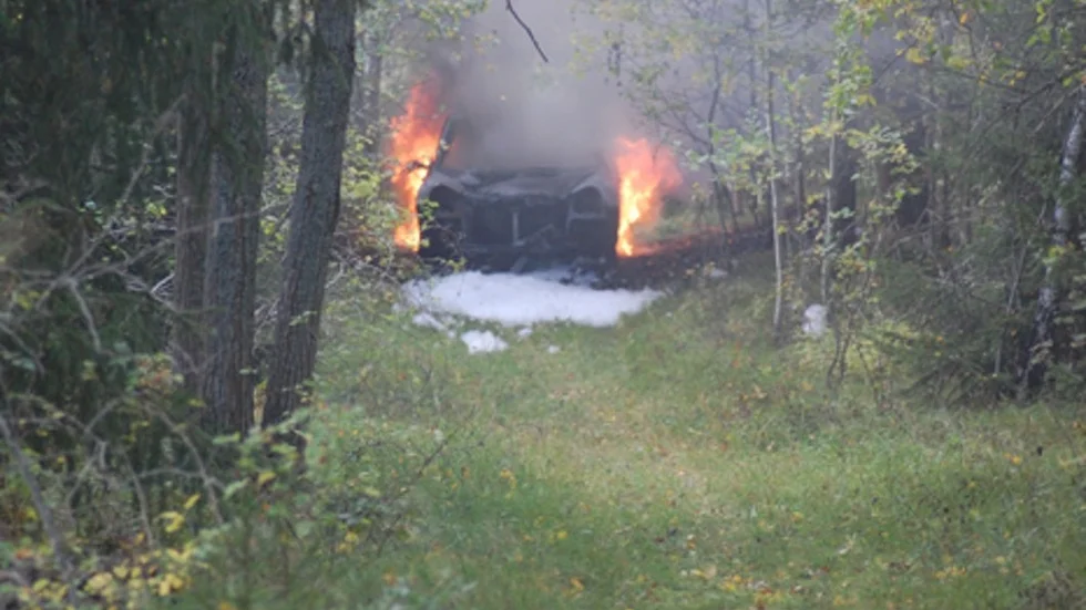 I Stallarholmsområdet påträffades en brinnande bil som kan vara den Porsche Cayenne som rånarna försvann i.