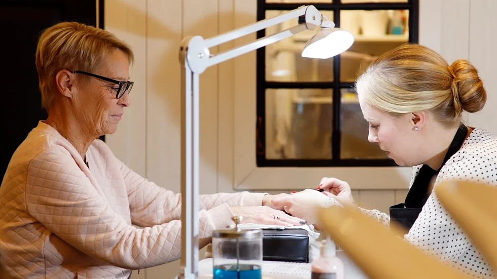 Angelica Steneskog (till höger) lägger sista handen vid Anna-Karin Appelgrens naglar.