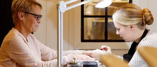 De målar på fri hand julens hår och naglar