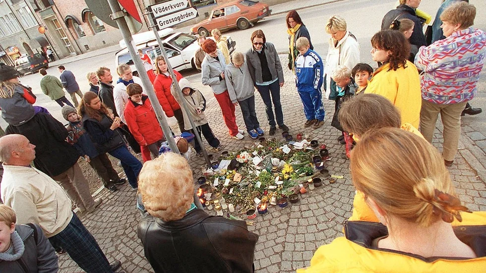 Strängnäsborna tog mordet hårt, och många ville uttrycka sin sorg genom att lämna blommor och ljus vid mordplatsen.
