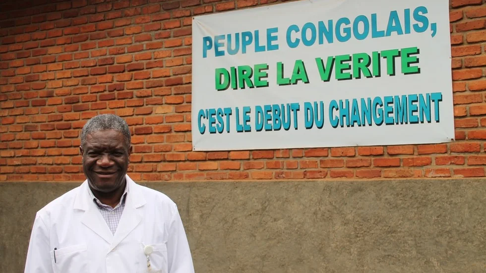 Denis Mukwege är läkare på Panzisjukhuset i Bukavu i i ostligaste Kongo-Kinshasa, nära gränserna mot Rwanda och Burundi. Han både bor och arbetar på sjukhusområdet, och måste skyddas av FN-styrkor när han lämnar området.