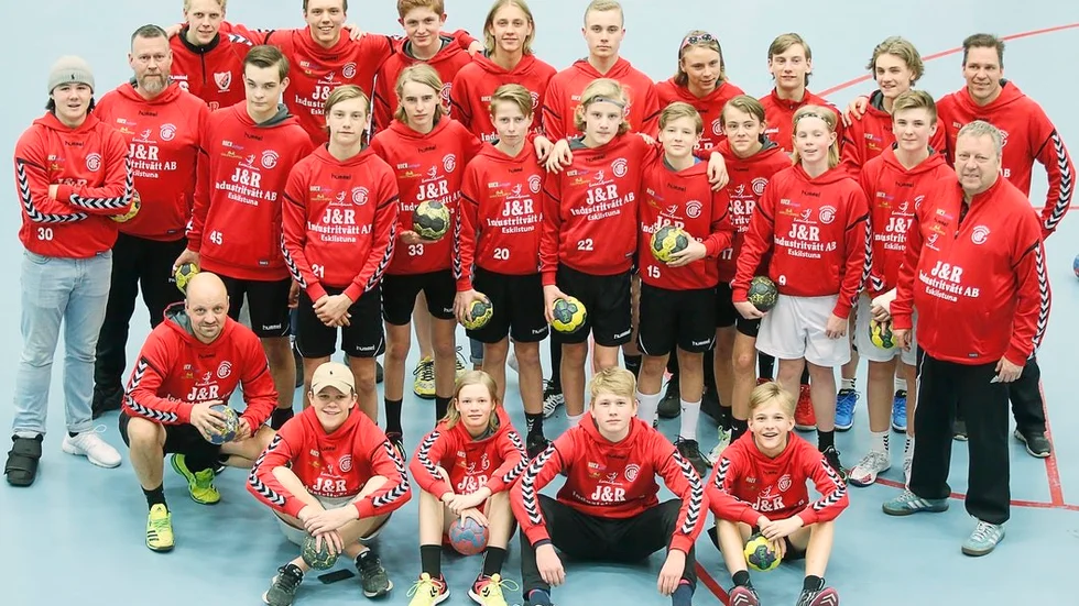 Bredden imponerar i Guifs 03-gäng. Att man har avstått toppningar tror man är en förklaring till att så många fortsatt träna. Kommande helg är det dags för lagets häftigaste äventyr hittills.