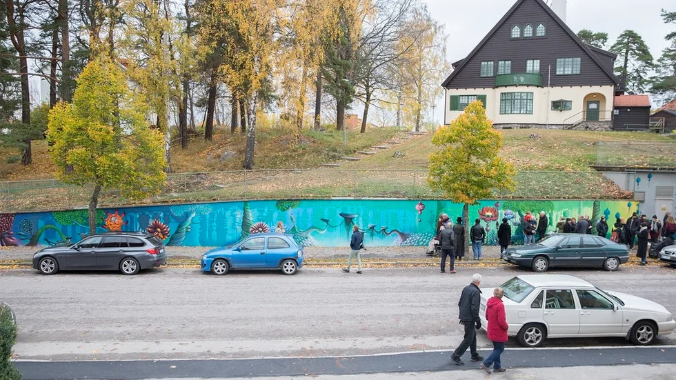 Det 78 meter långa konstverket har fått namnet "Talking forest"