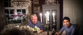 Afghanska killar firar familjejul med pepparkaksbak