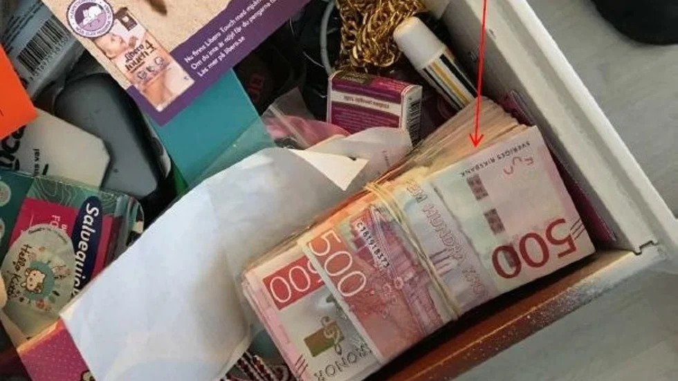 En större mängd kontanter som hittades i den lägenhet 32-åringen delar med sin sambo misstänks komma från narkotikaaffärerna.