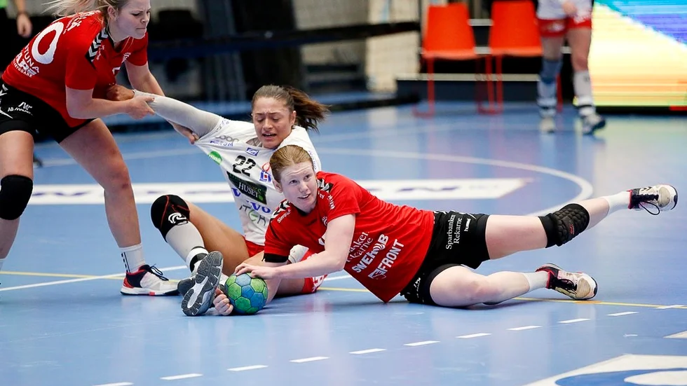 Det blev platt fall för Josefin Johansson, som var bäst på planen, och hennes Guif i den första kvalmatchen hemma mot Skövde. Under lördagen ställs lagen mot varandra igen. På bilden syns även Jessica Dickfors som inte ger Emely Thompson något utrymme.