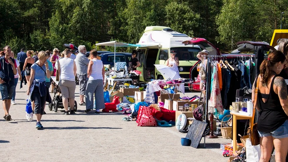Välbesökt som vanligt. Besökarna på årets bakluckeloppis kunde fynda bland annat kläder, elektronik och porslin. Allt medan vädret visade sig från sin bästa sida.