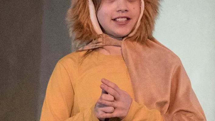 Veronica Johansson Witalis spelar lejonet Aslan. Hon berättar att de dock är ganska olika, eftersom Aslan är lugn och chill och hon alltid har massa energi.