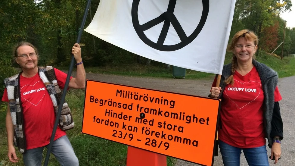 "Min pappa var yrkesmiltär. Jag är förvånad över de starka reaktionerna kring en liten fredssymbol", säger Lars Gogman och hustrun Pia, med fanan som även fanns med under fredsmötet i Göteborg 1982.