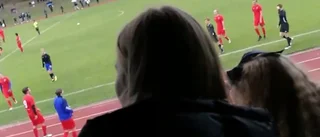 Polis till gymnasiederby – publiken kastade smällare och tände bengaler