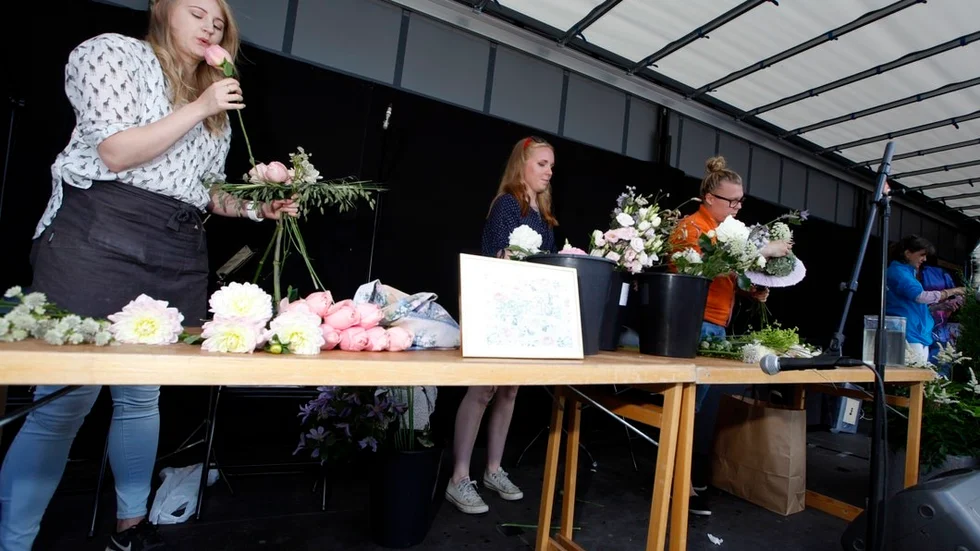 Katarina Wandlin från Rosenius blommor, Kajsa Eklund från Marieflora och Sandra Lundblad från Solberga blommor tävlade mot varandra, och även en florist från Burges blommor.