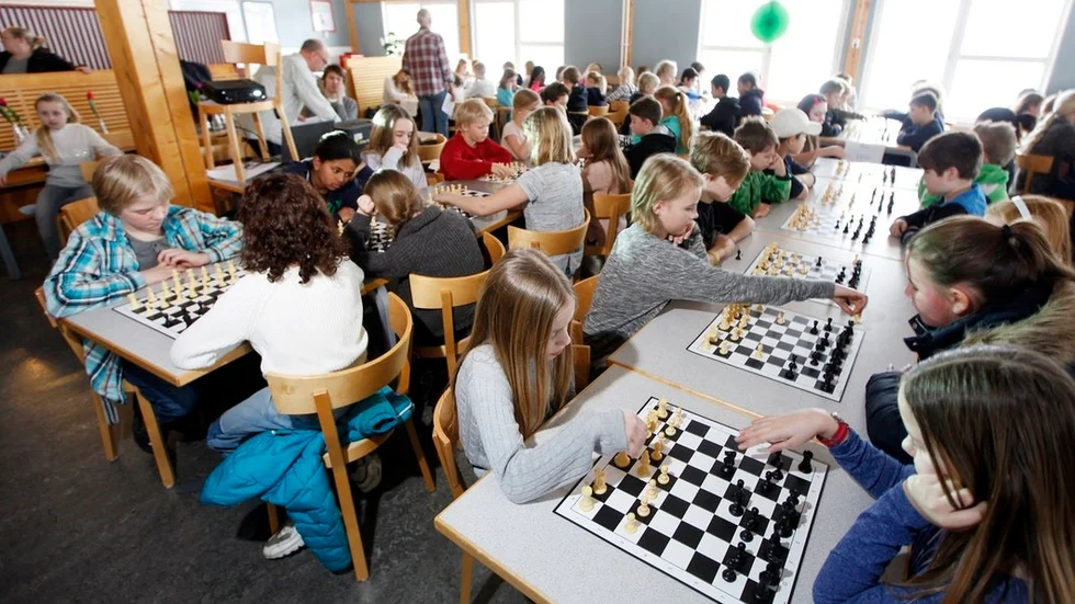 Drygt 130 deltagare samsades i Thomasgymnasiet matsal.