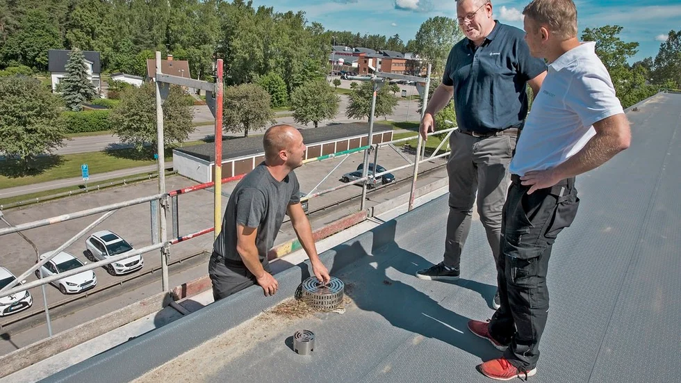 Thobias Wahlström, Katrineholms tak och byggspecialisten, Jens Holmlund, vd Protan och Mathias Elf fastighetsansvarig Hyreshuset AB, besiktigar utloppet från taket.