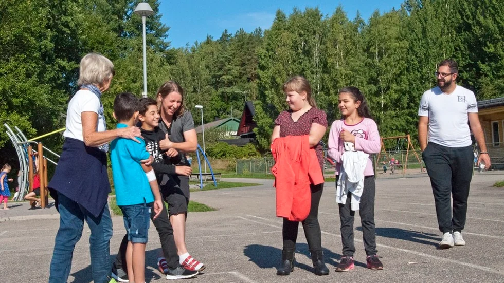 Full fart på rasten på Kvarnbackaskolan. Fr v: Inger Fogeus, Majid Al Nasma, Mohammad Alkati, Kerstin Andersson , Sofia Kostriko, Rawan Al Nasma och Bashar Sahyouni.