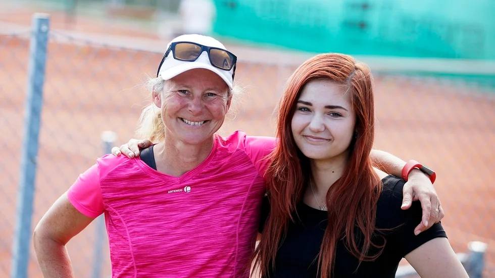Eva-Lena Daun och Amanda Blomberg ingår i Strängnäs tennisklubbs damlag som nästa år spelar i division 1.